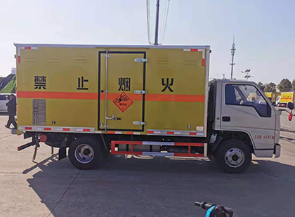 威信爆破器材运输车工人安全操作规范与智能技术保障